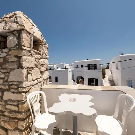 Althea Paros נאוסה